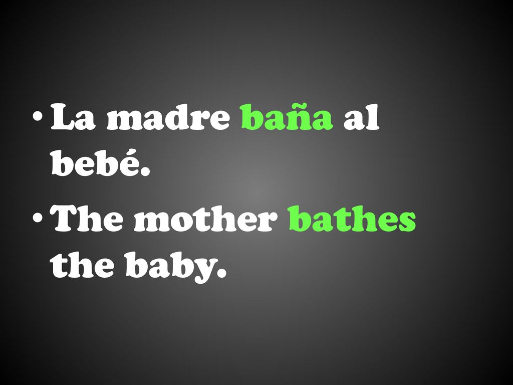 La madre baña al bebé. The mother bathes the baby.