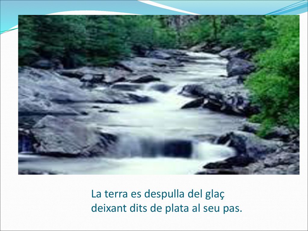 La terra es despulla del glaç deixant dits de plata al seu pas.