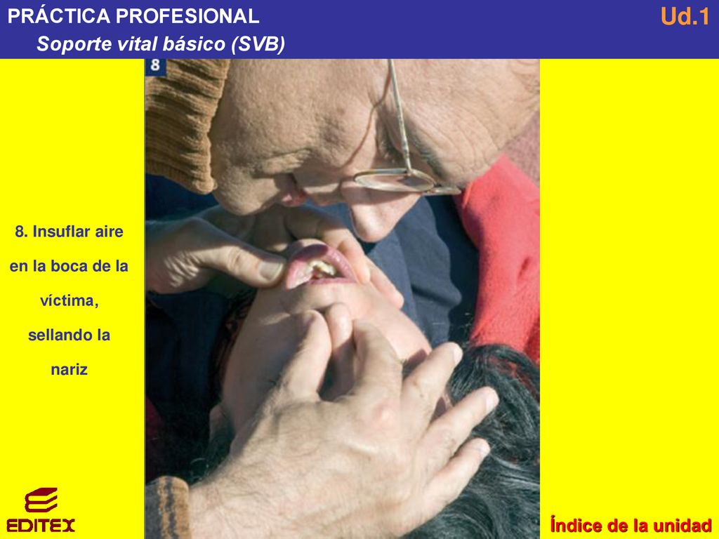 8. Insuflar aire en la boca de la víctima, sellando la nariz