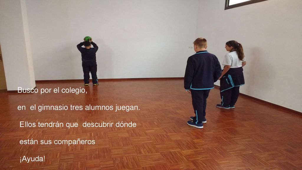 Busco por el colegio, en el gimnasio tres alumnos juegan. Ellos tendrán que descubrir dónde. están sus compañeros.