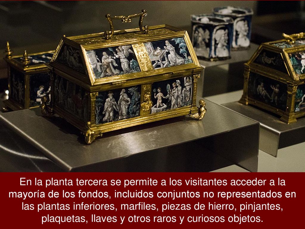En la planta tercera se permite a los visitantes acceder a la mayoría de los fondos, incluidos conjuntos no representados en las plantas inferiores, marfiles, piezas de hierro, pinjantes, plaquetas, llaves y otros raros y curiosos objetos.