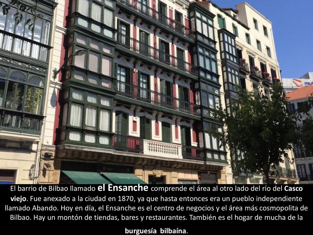 El barrio de Bilbao llamado el Ensanche comprende el área al otro lado del río del Casco viejo.
