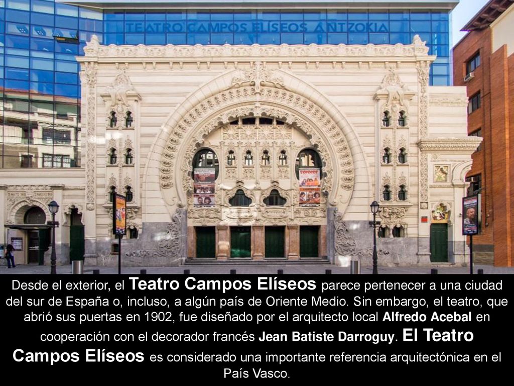 Desde el exterior, el Teatro Campos Elíseos parece pertenecer a una ciudad del sur de España o, incluso, a algún país de Oriente Medio.