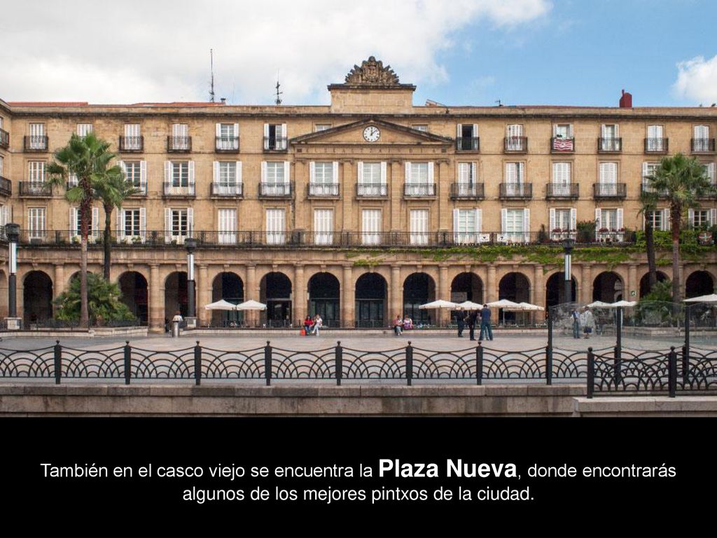 También en el casco viejo se encuentra la Plaza Nueva, donde encontrarás algunos de los mejores pintxos de la ciudad.