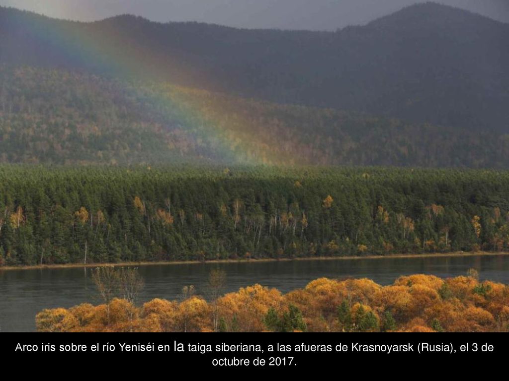 Arco iris sobre el río Yeniséi en la taiga siberiana, a las afueras de Krasnoyarsk (Rusia), el 3 de octubre de 2017.