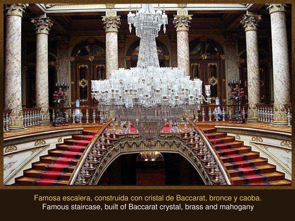 Famosa escalera, construida con cristal de Baccarat, bronce y caoba