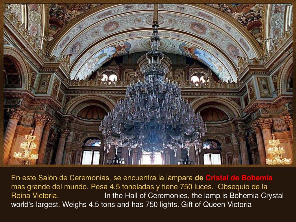 En este Salón de Ceremonias, se encuentra la lámpara de Cristal de Bohemia mas grande del mundo.