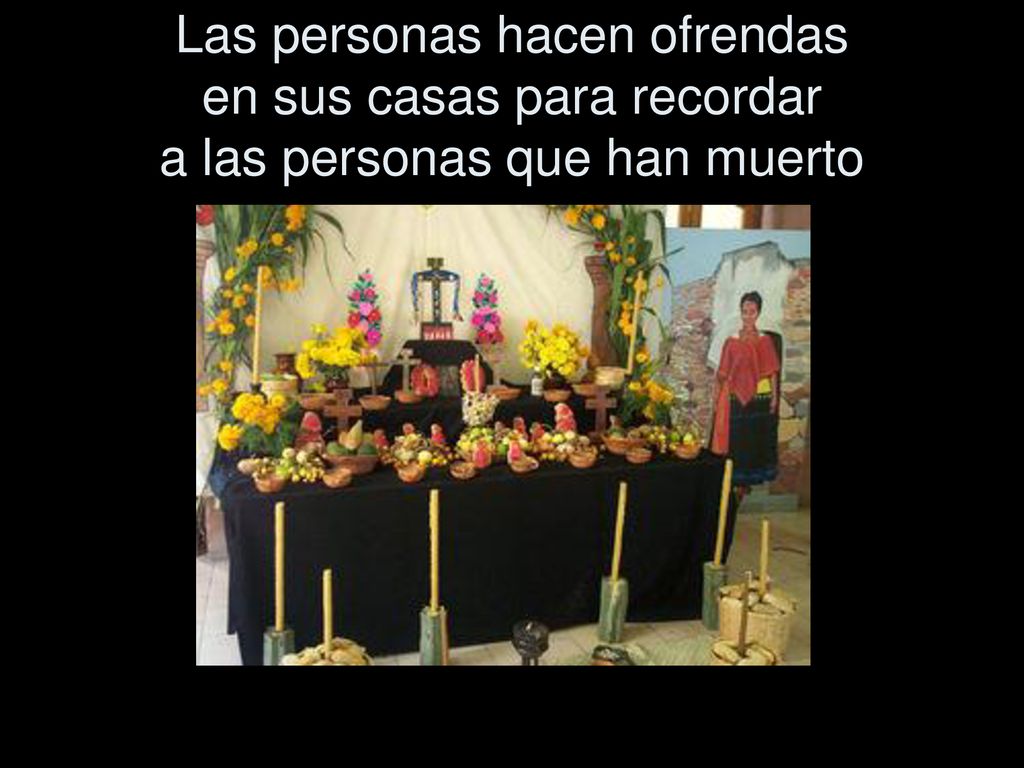 Las personas hacen ofrendas en sus casas para recordar a las personas que han muerto