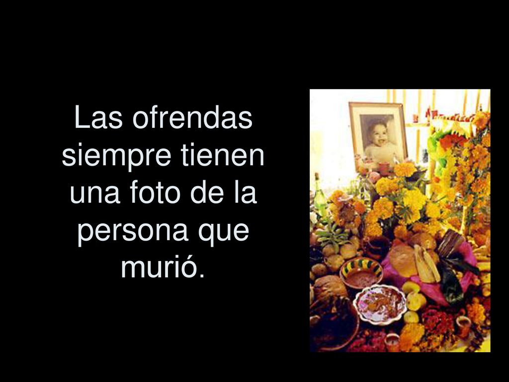 Las ofrendas siempre tienen una foto de la persona que murió.