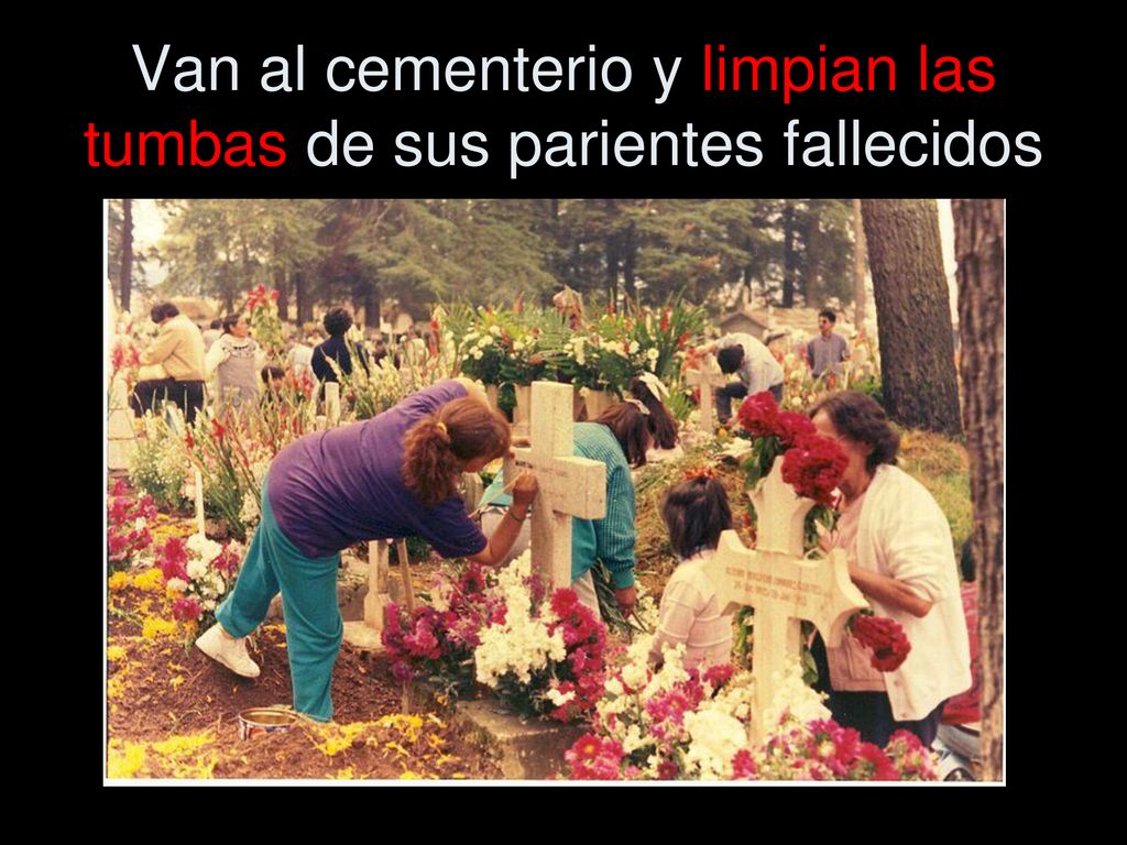 Van al cementerio y limpian las tumbas de sus parientes fallecidos