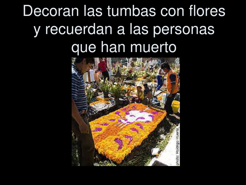 Decoran las tumbas con flores y recuerdan a las personas que han muerto