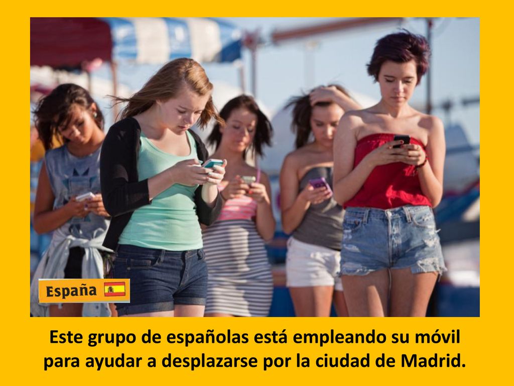 Este grupo de españolas está empleando su móvil para ayudar a desplazarse por la ciudad de Madrid.