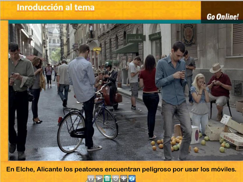 En Elche, Alicante los peatones encuentran peligroso por usar los móviles.