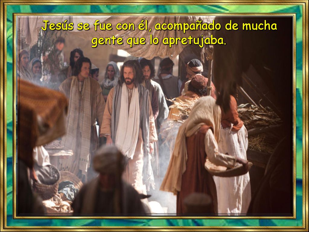 Jesús se fue con él, acompañado de mucha gente que lo apretujaba.