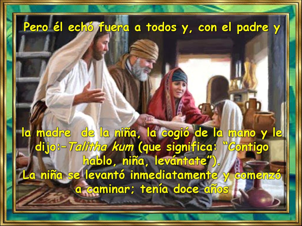 Pero él echó fuera a todos y, con el padre y