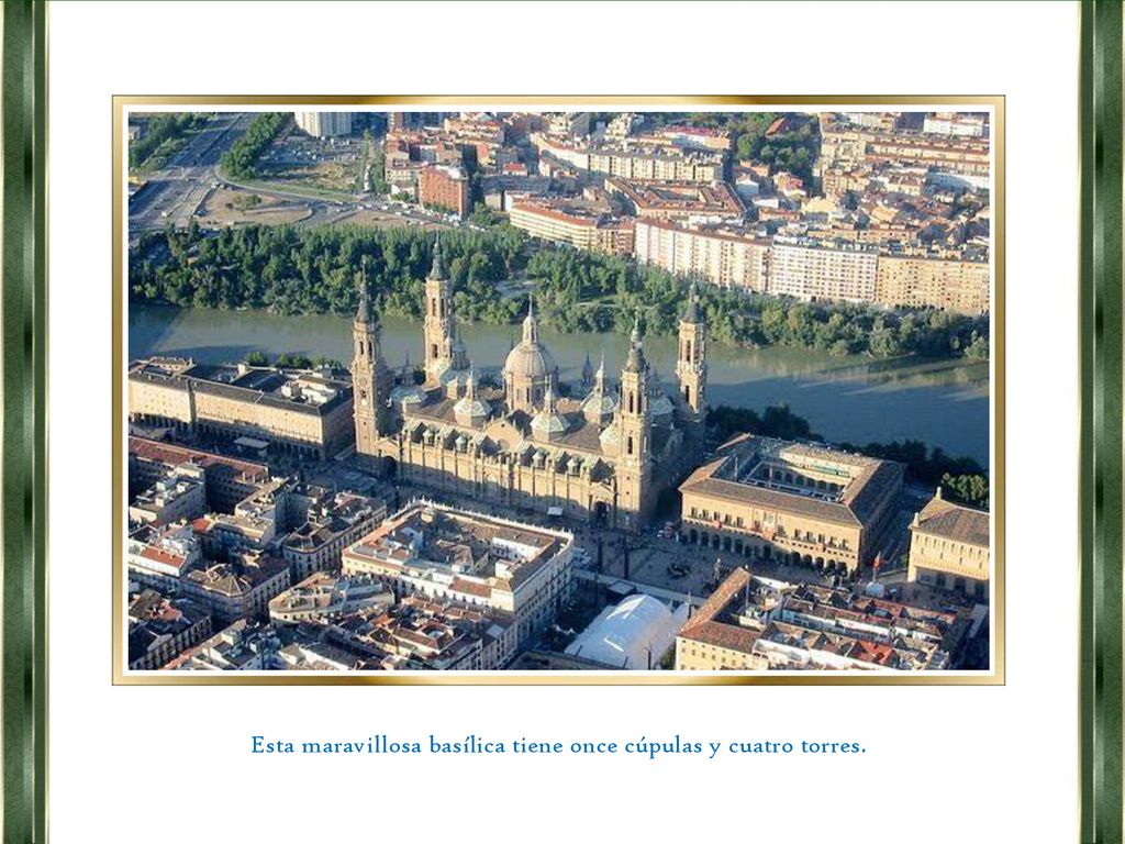 Esta maravillosa basílica tiene once cúpulas y cuatro torres.