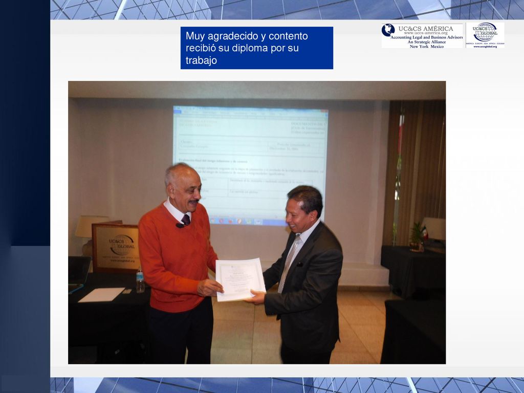 Muy agradecido y contento recibió su diploma por su trabajo