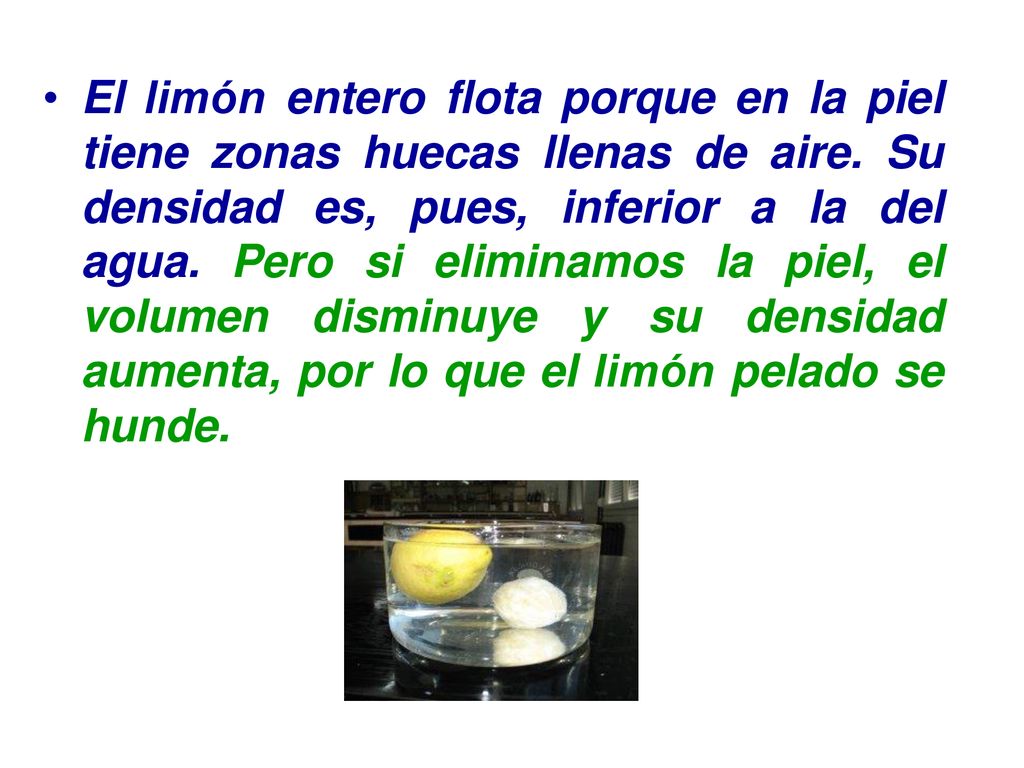 El limón entero flota porque en la piel tiene zonas huecas llenas de aire.