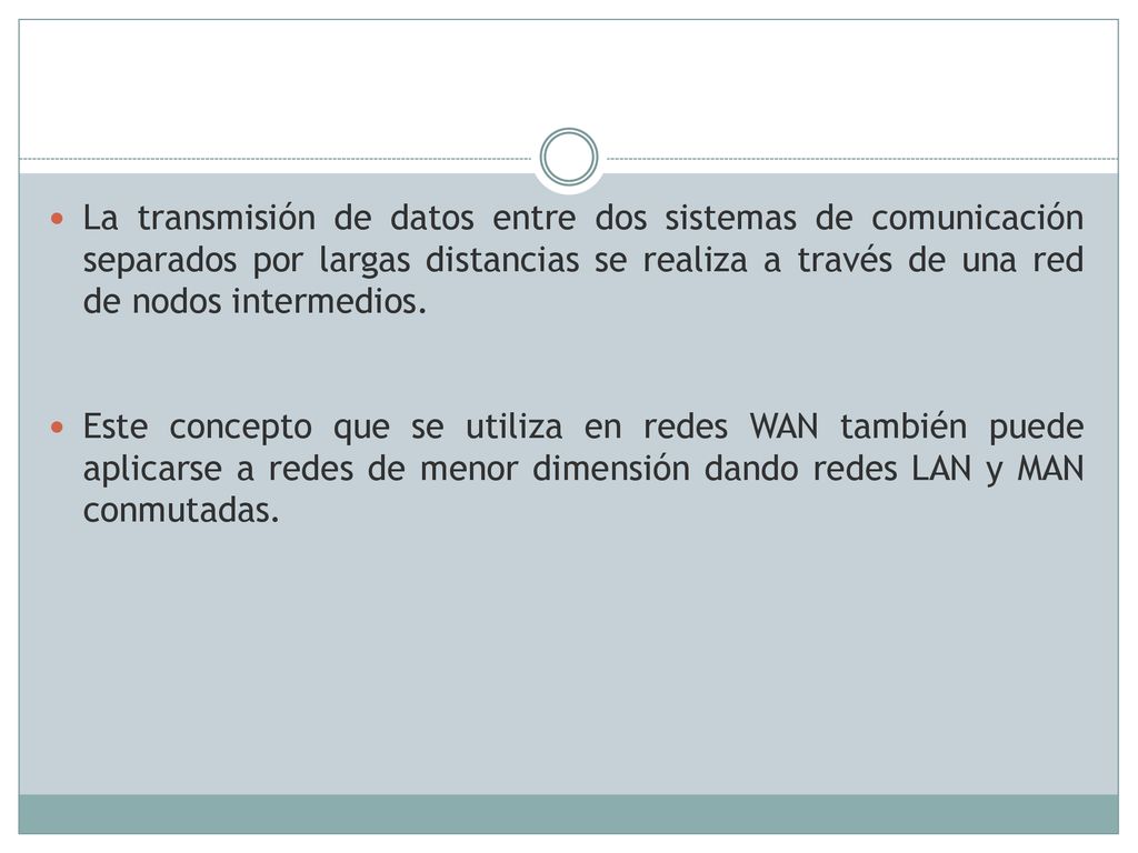 La transmisión de datos entre dos sistemas de comunicación separados por largas distancias se realiza a través de una red de nodos intermedios.