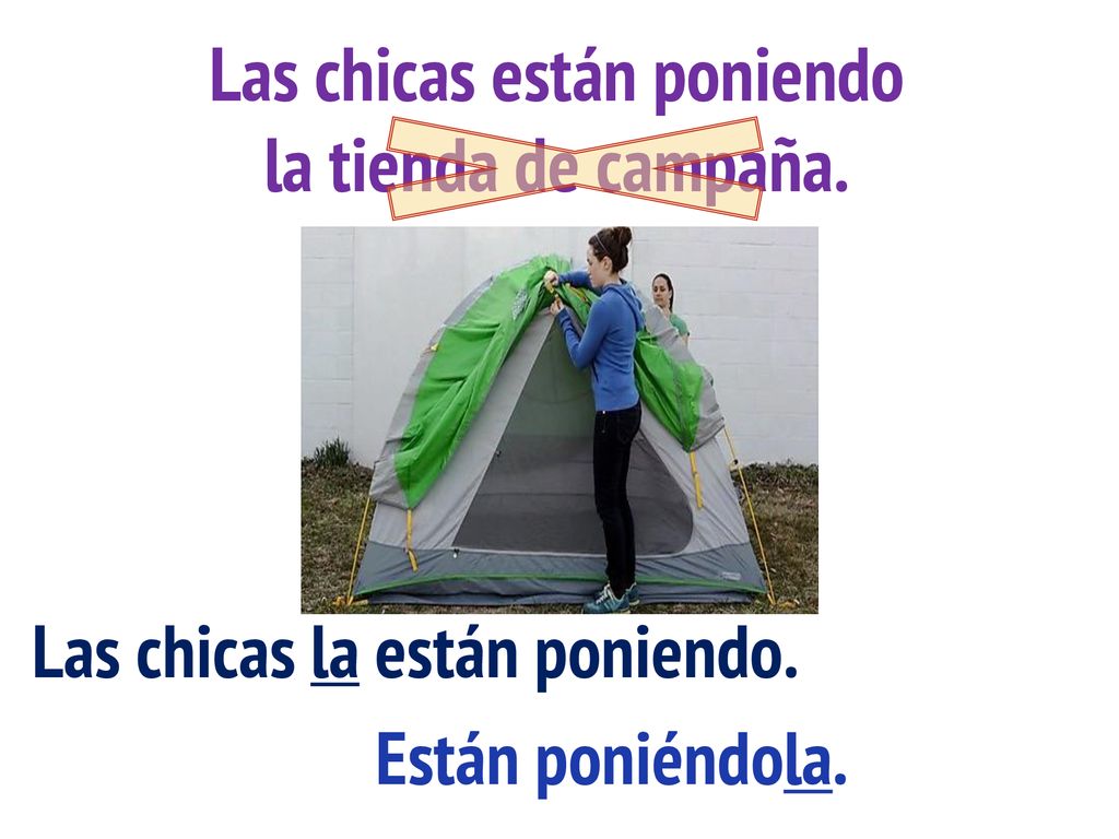Las chicas están poniendo la tienda de campaña.