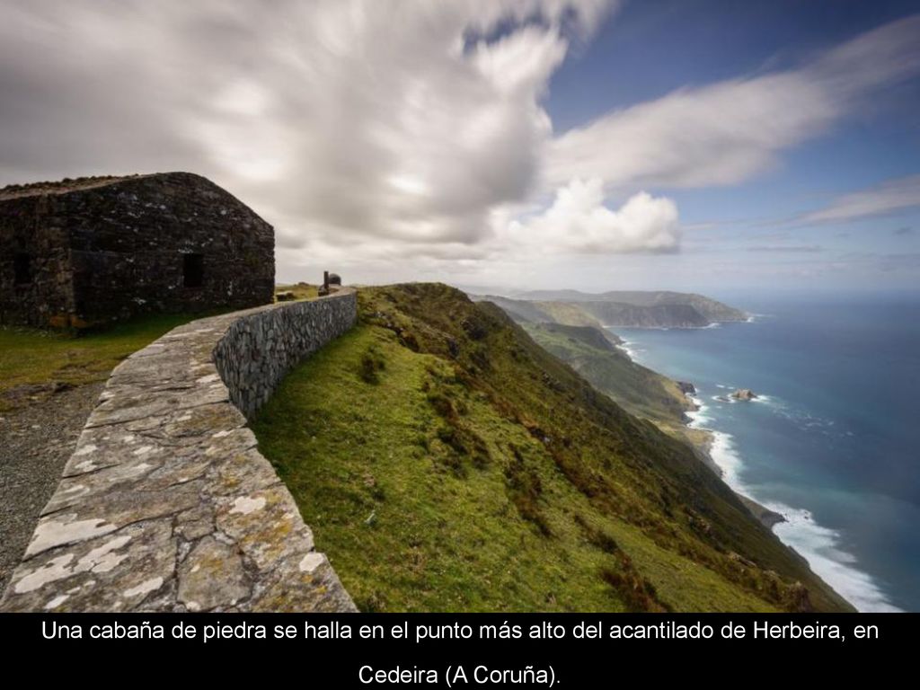 Una cabaña de piedra se halla en el punto más alto del acantilado de Herbeira, en Cedeira (A Coruña).