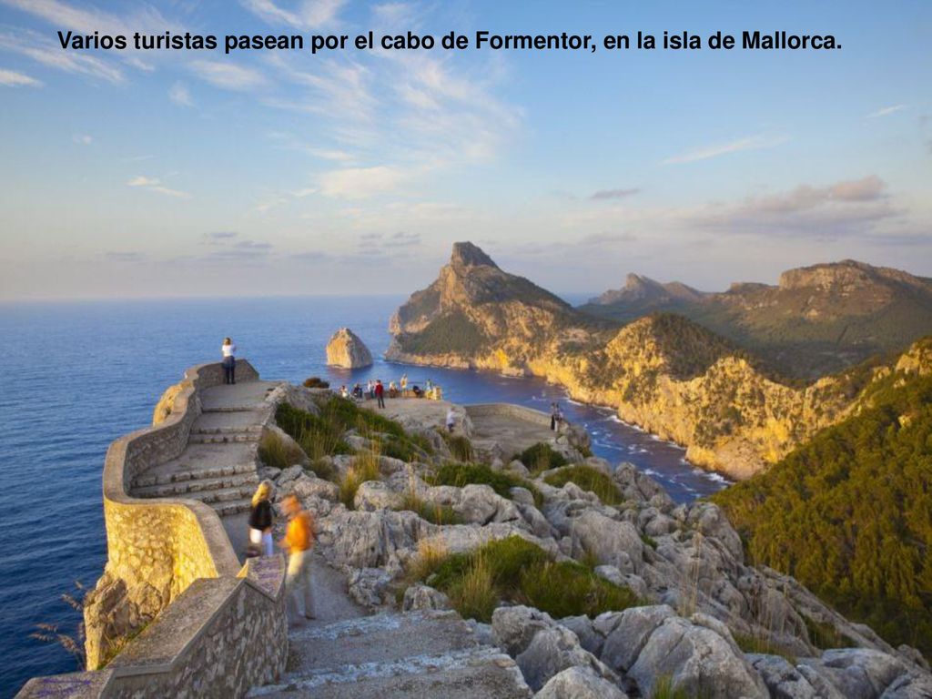 Varios turistas pasean por el cabo de Formentor, en la isla de Mallorca.
