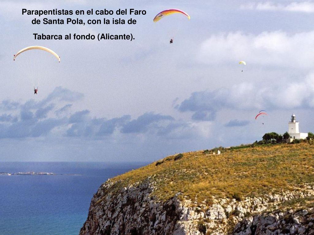 Parapentistas en el cabo del Faro de Santa Pola, con la isla de Tabarca al fondo (Alicante).