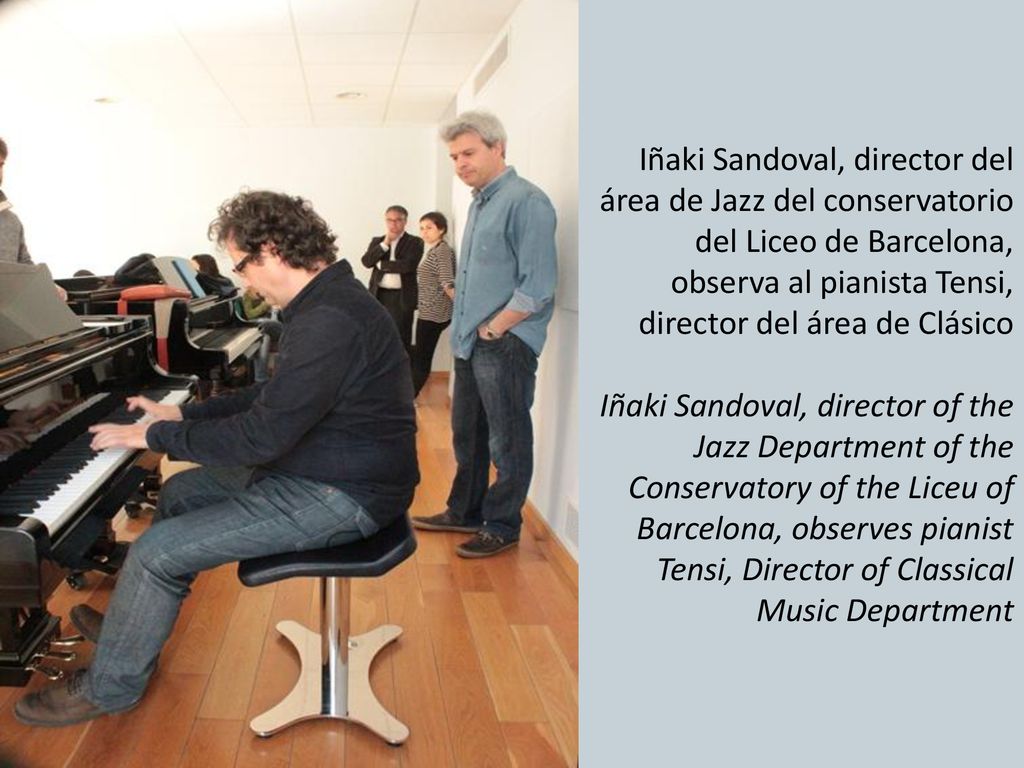Iñaki Sandoval, director del área de Jazz del conservatorio del Liceo de Barcelona, observa al pianista Tensi, director del área de Clásico Iñaki Sandoval, director of the Jazz Department of the Conservatory of the Liceu of Barcelona, ​​observes pianist Tensi, Director of Classical Music Department