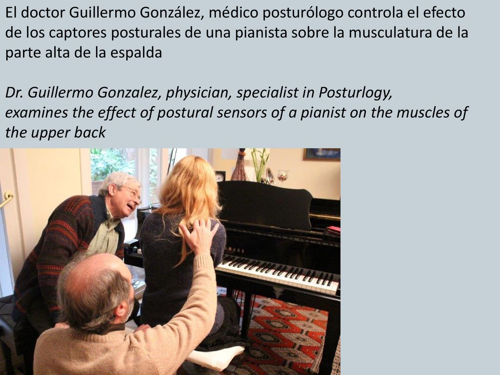El doctor Guillermo González, médico posturólogo controla el efecto de los captores posturales de una pianista sobre la musculatura de la parte alta de la espalda Dr.
