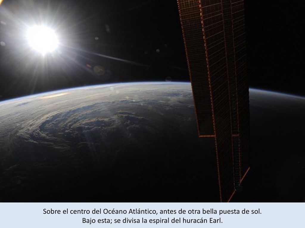 Sobre el centro del Océano Atlántico, antes de otra bella puesta de sol.