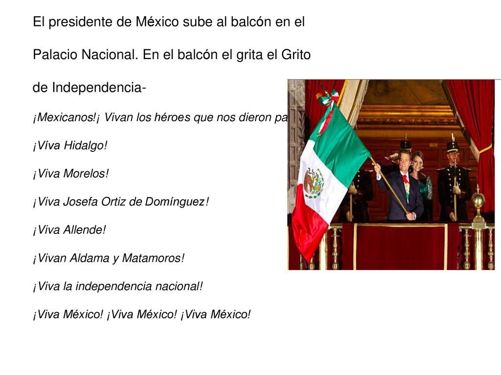 El presidente de México sube al balcón en el Palacio Nacional
