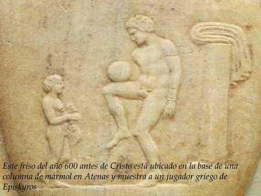 Este friso del año 600 antes de Cristo está ubicado en la base de una columna de mármol en Atenas y muestra a un jugador griego de Episkyros