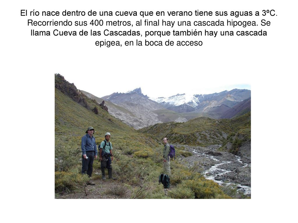 El río nace dentro de una cueva que en verano tiene sus aguas a 3ºC