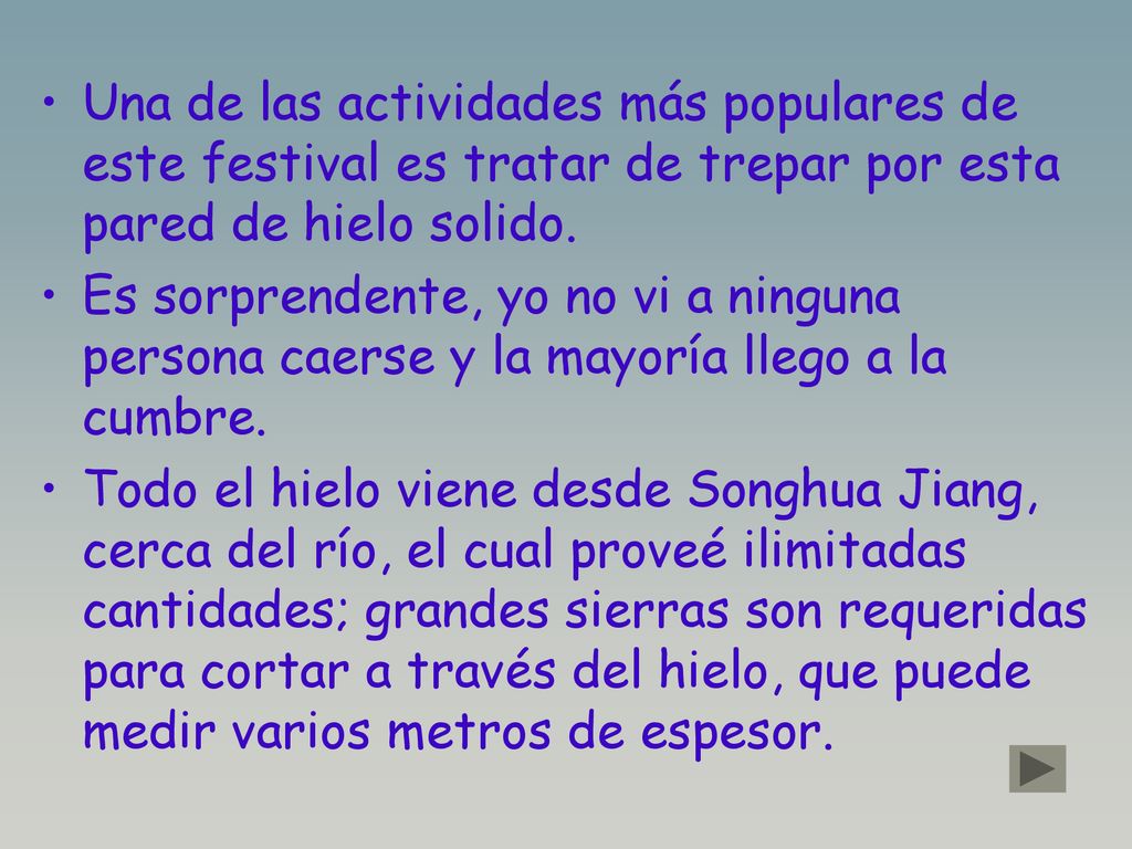 Una de las actividades más populares de este festival es tratar de trepar por esta pared de hielo solido.