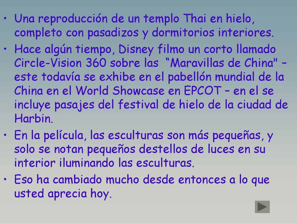 Una reproducción de un templo Thai en hielo, completo con pasadizos y dormitorios interiores.