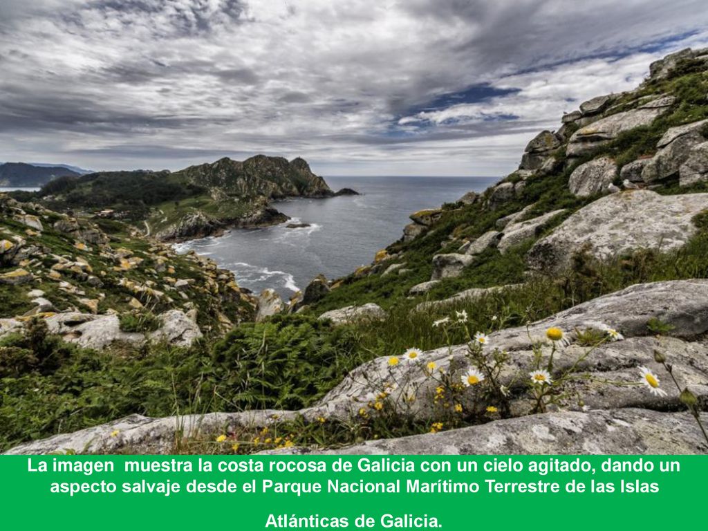 La imagen muestra la costa rocosa de Galicia con un cielo agitado, dando un aspecto salvaje desde el Parque Nacional Marítimo Terrestre de las Islas Atlánticas de Galicia.