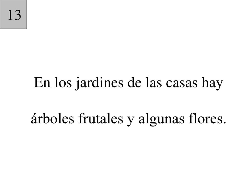 En los jardines de las casas hay árboles frutales y algunas flores.