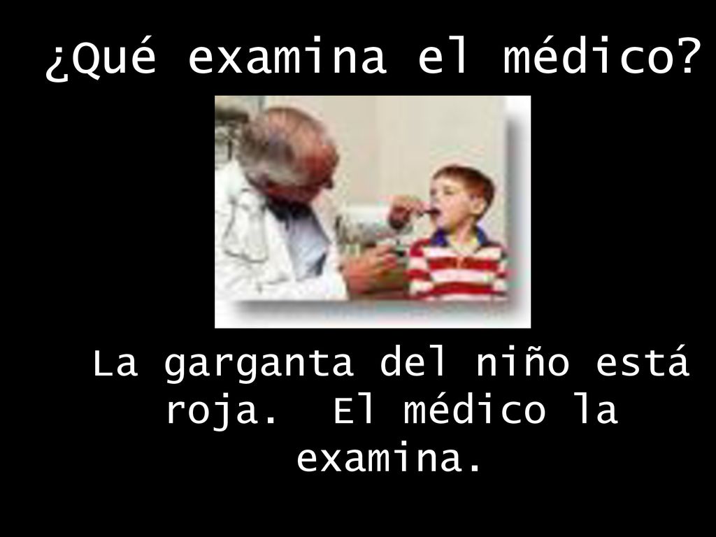 La garganta del niño está roja. El médico la examina.
