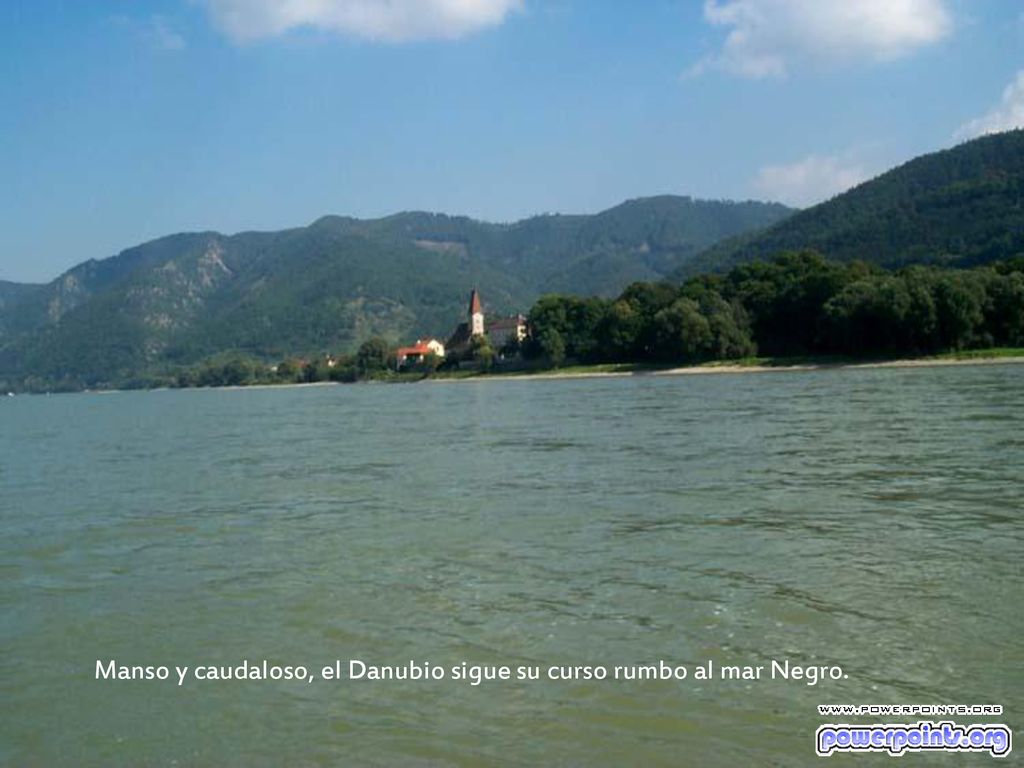 Manso y caudaloso, el Danubio sigue su curso rumbo al mar Negro.