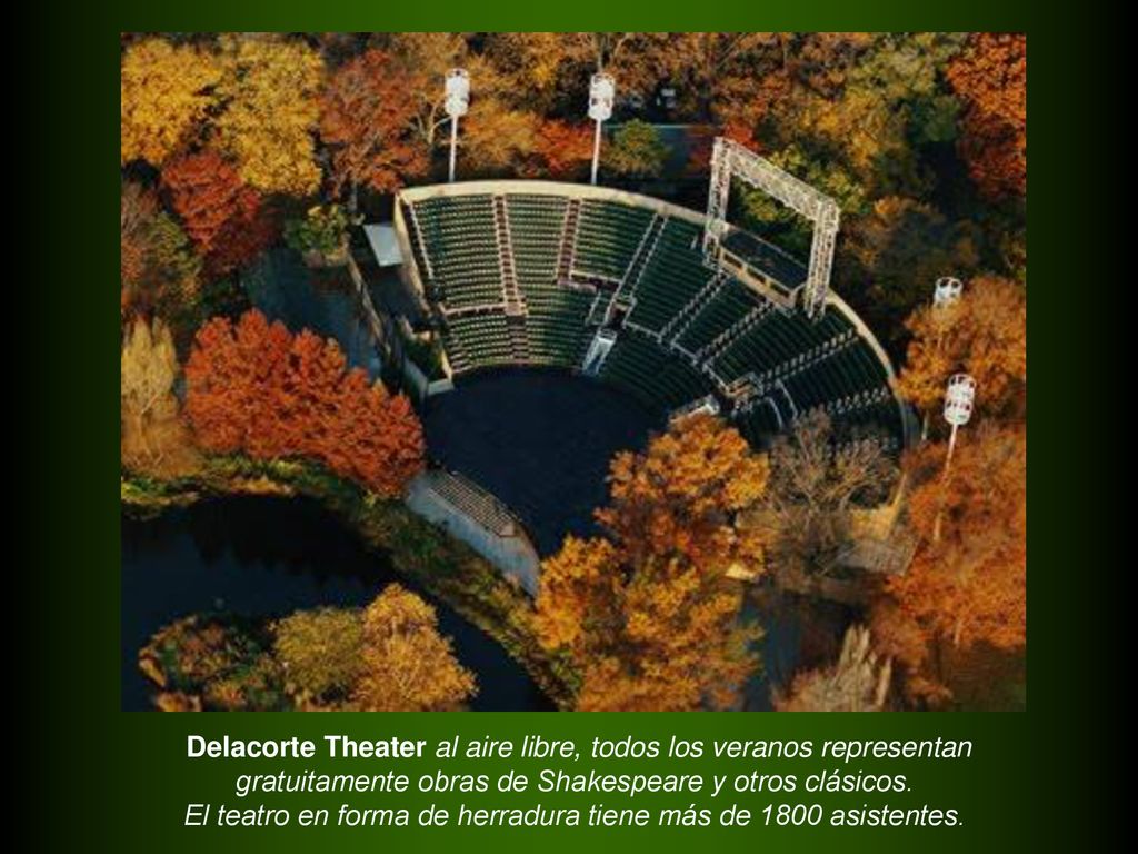 El teatro en forma de herradura tiene más de 1800 asistentes.