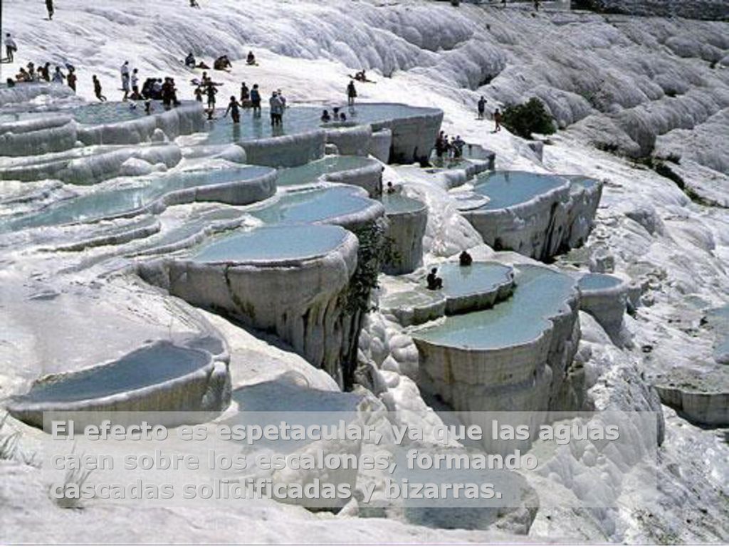 El efecto es espetacular, ya que las aguas caen sobre los escalones, formando cascadas solidificadas y bizarras.
