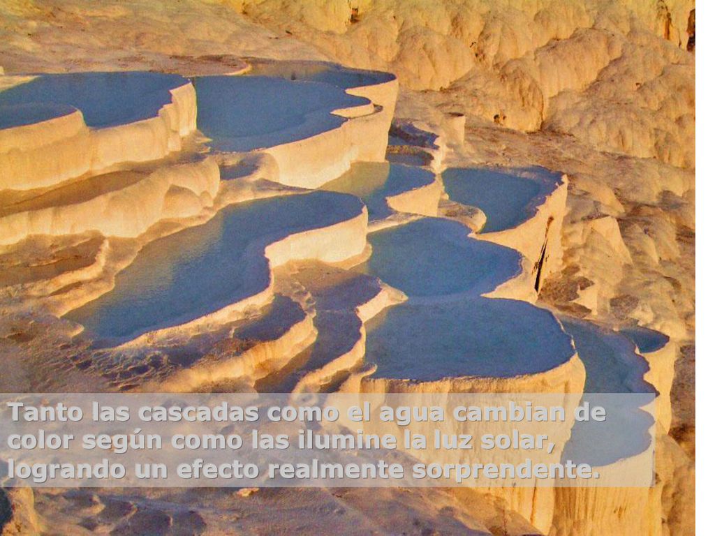 Tanto las cascadas como el agua cambian de color según como las ilumine la luz solar, logrando un efecto realmente sorprendente.