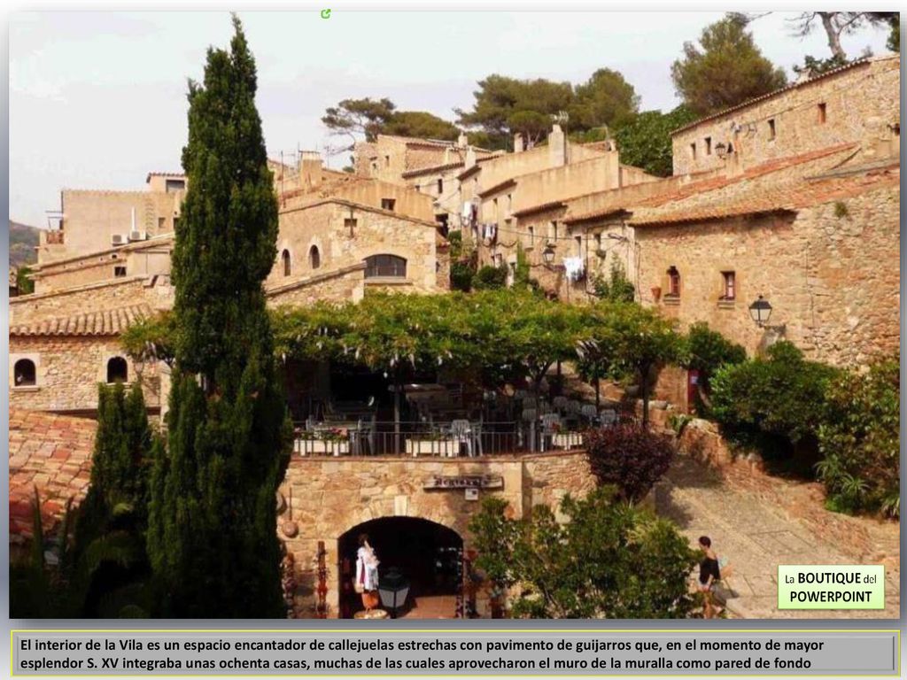 El interior de la Vila es un espacio encantador de callejuelas estrechas con pavimento de guijarros que, en el momento de mayor esplendor S.