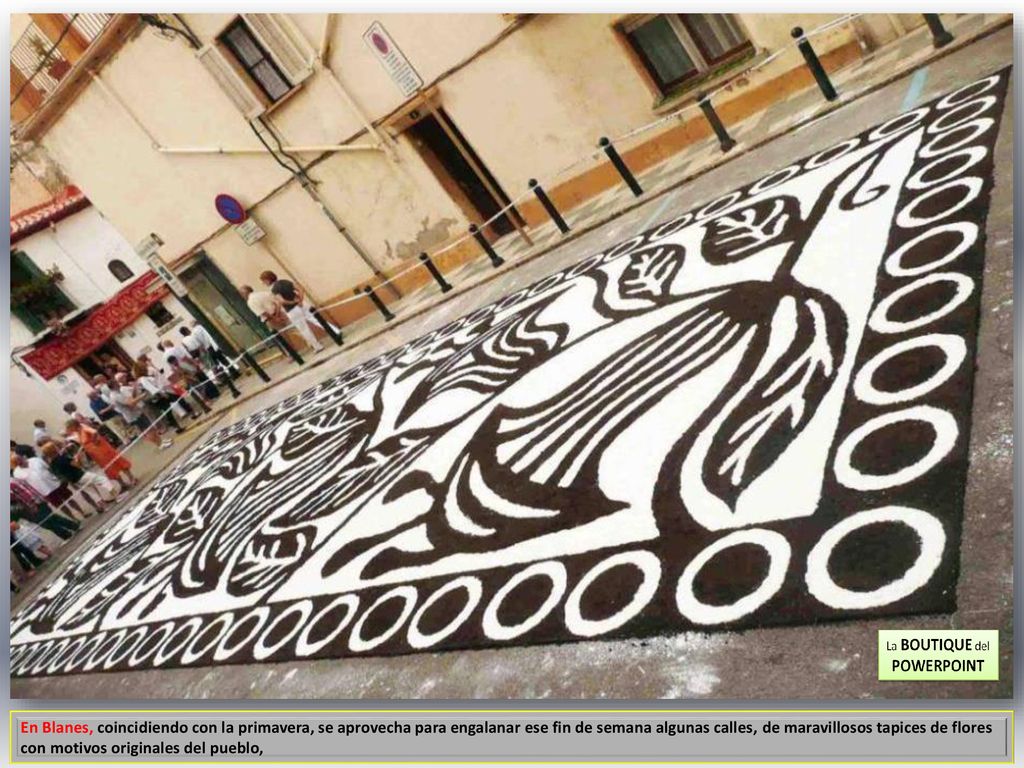 En Blanes, coincidiendo con la primavera, se aprovecha para engalanar ese fin de semana algunas calles, de maravillosos tapices de flores con motivos originales del pueblo,