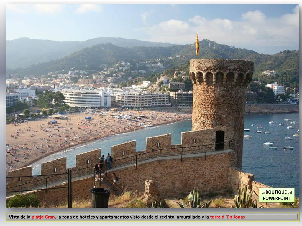 Vista de la platja Gran, la zona de hoteles y apartamentos visto desde el recinto amurallado y la torre d `En Jonas