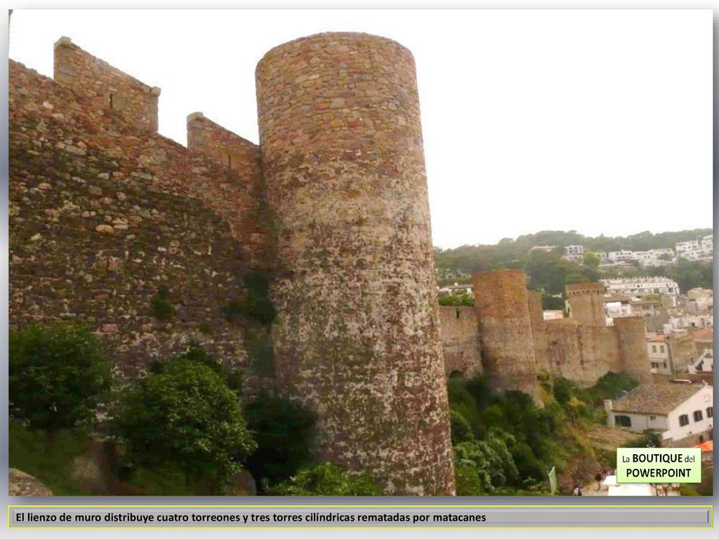 El lienzo de muro distribuye cuatro torreones y tres torres cilíndricas rematadas por matacanes