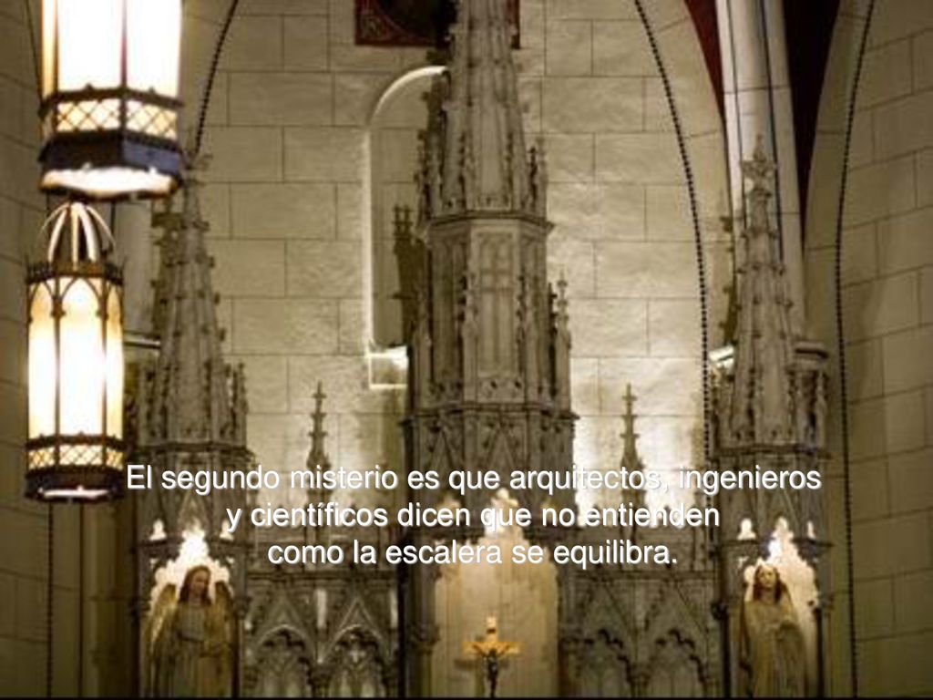 El segundo misterio es que arquitectos, ingenieros y científicos dicen que no entienden como la escalera se equilibra.