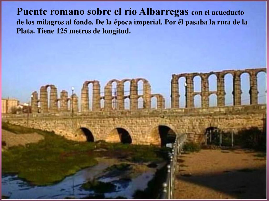 Puente romano sobre el río Albarregas con el acueducto de los milagros al fondo.