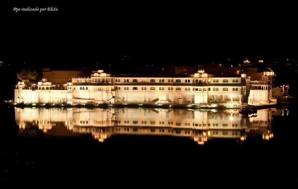 El Jag Nivas o Palacio del Lago era la residencia de verano de los soberanos de Udaipur, construida en 1746 y hoy transformada en un lujoso hotel. Ocupa por completo una pequeña isla en el lago Pichola, por lo que parece un palacio flotante.