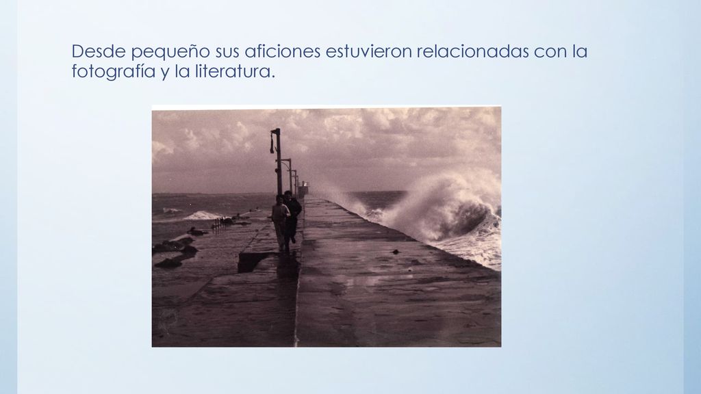 Desde pequeño sus aficiones estuvieron relacionadas con la fotografía y la literatura.